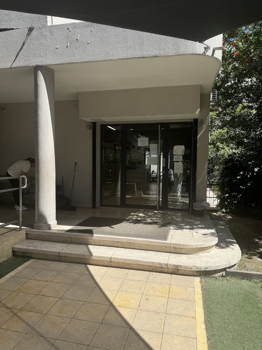 Acceso a la notaría desde la calle, con rampa y vereda