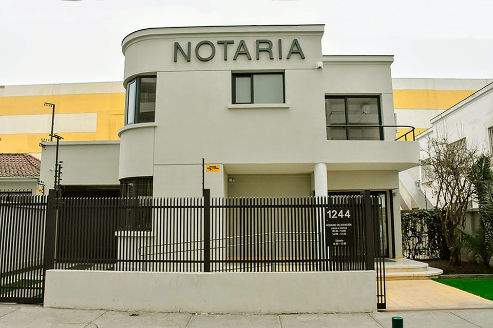 Edificio de la Notaría Maturana, con la palabra NOTARIA en relieve sobre la fachada