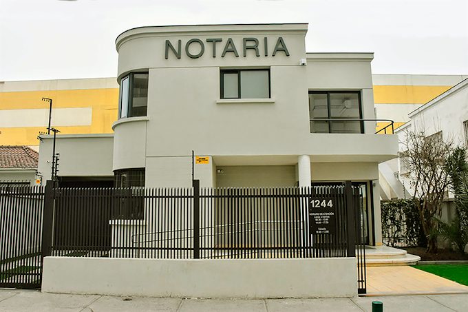 Fachada streamline de la notaría, con el número 1244 en el acceso