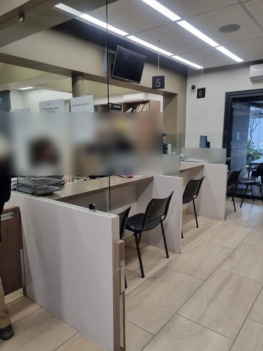 Mesones de atención al público en el interior de la notaría