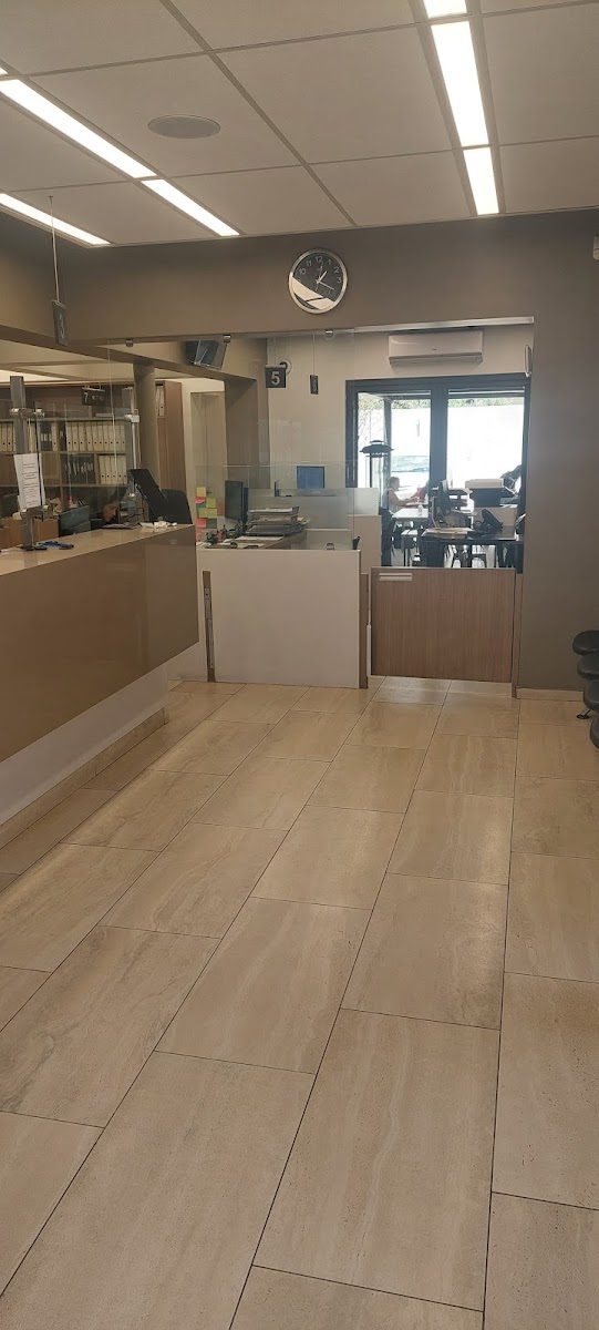 Módulos numerados de atención en el interior de la notaría
